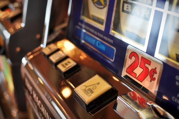 Bandar Poker game interface on miami4d mobile showing player cards and dealer area